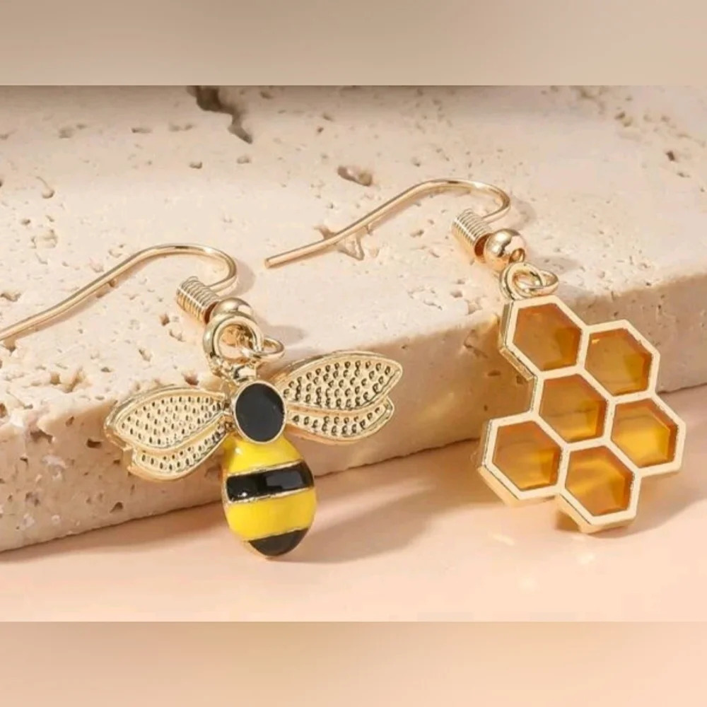 Honey Bee w Gold Accent Mismatched Earrings 0.75"